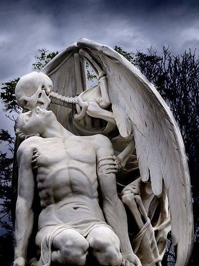 kiss of death statue