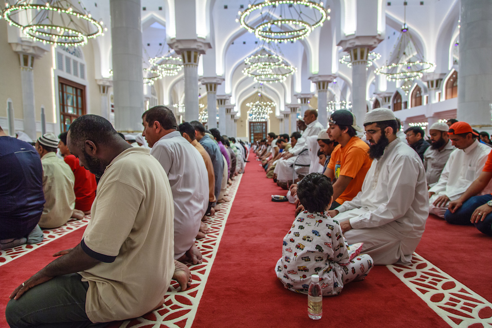 Muslims praying sm